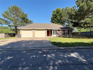2824 Jessica Place, Fayetteville, AR 72701