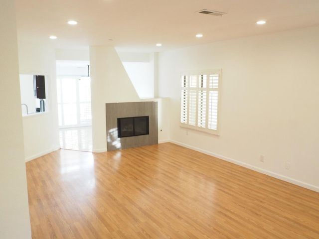 951 La Mesa Terrace A, Sunnyvale, CA 94086