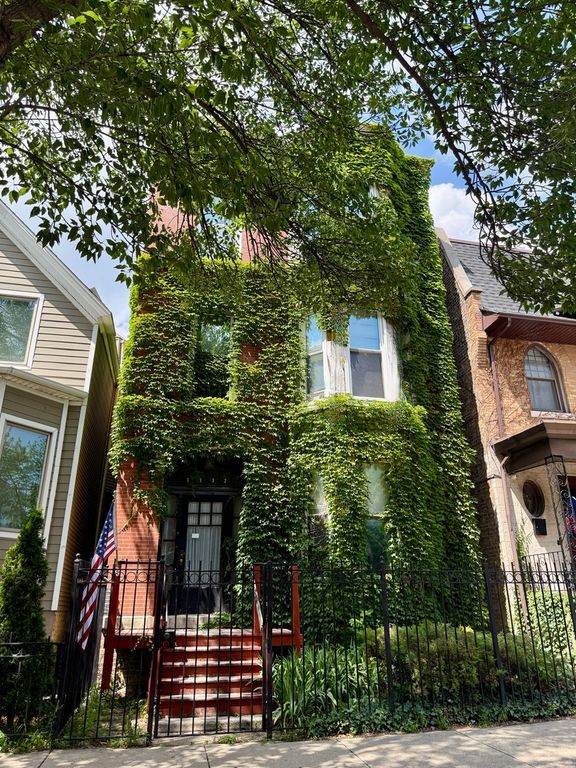 1132 W Addison Street 2, Chicago, IL 60613