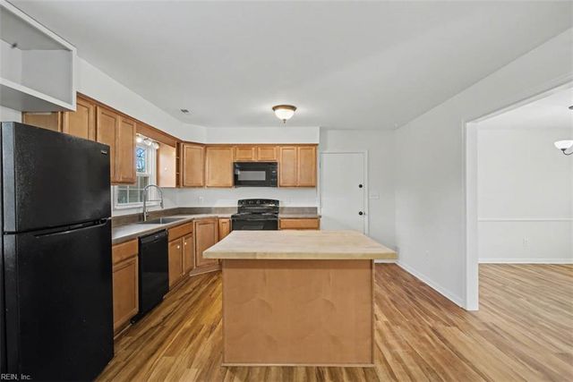 636 Village Green PW, Newport News, VA 23602