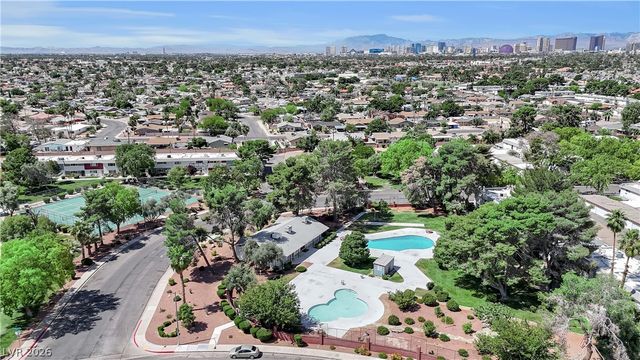 193 Greenbriar Townhouse Way, Las Vegas, NV 89121