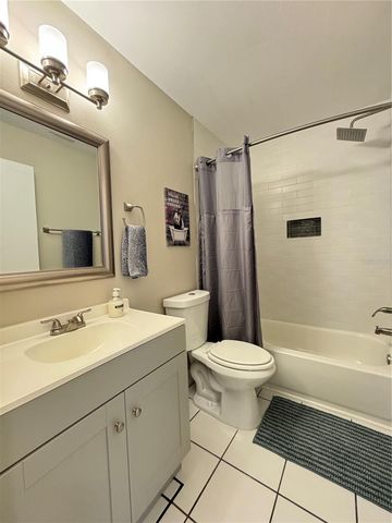 3811 59TH AVENUE W 3811, Bradenton, FL 34210