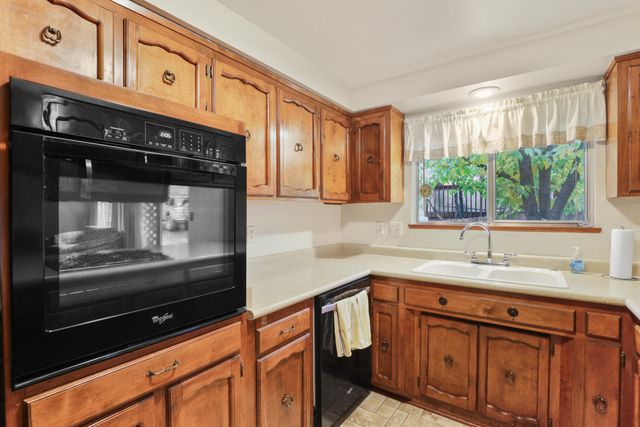 1891 NE Beacon Drive, Grants Pass, OR 97526