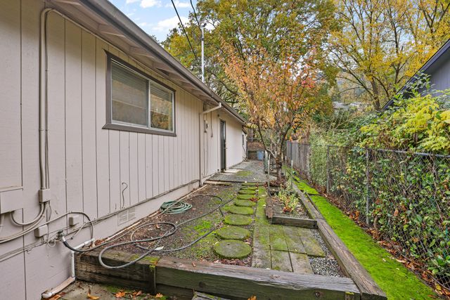 1891 NE Beacon Drive, Grants Pass, OR 97526