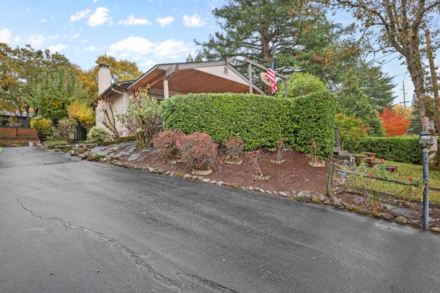 1891 NE Beacon Drive, Grants Pass, OR 97526