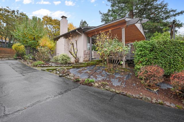 1891 NE Beacon Drive, Grants Pass, OR 97526