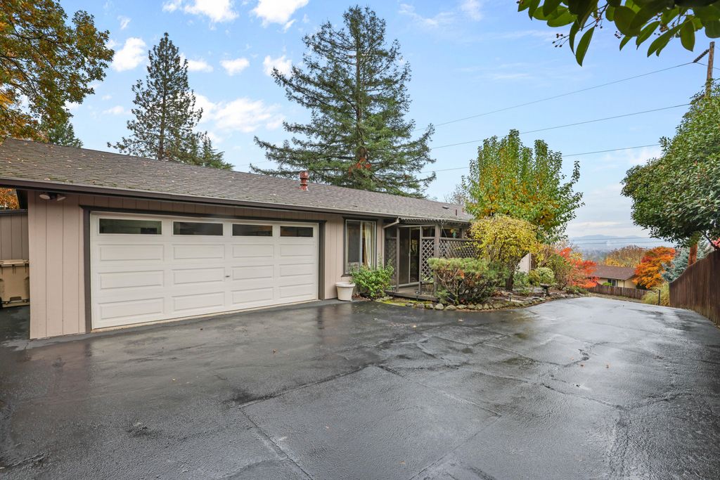 1891 NE Beacon Drive, Grants Pass, OR 97526