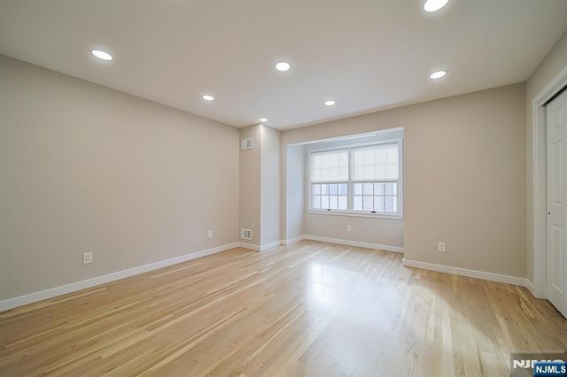 196 Madison Avenue 15, Dumont, NJ 07628