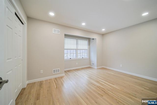 196 Madison Avenue 15, Dumont, NJ 07628