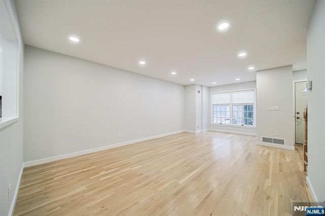 196 Madison Avenue 15, Dumont, NJ 07628