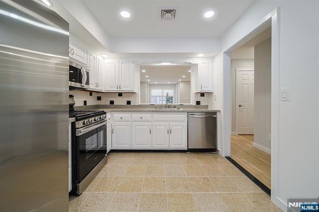 196 Madison Avenue 15, Dumont, NJ 07628