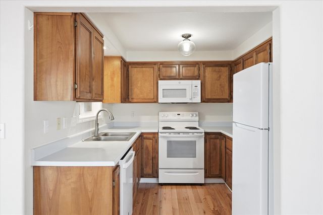 512 Village Drive, Central Point, OR 97502