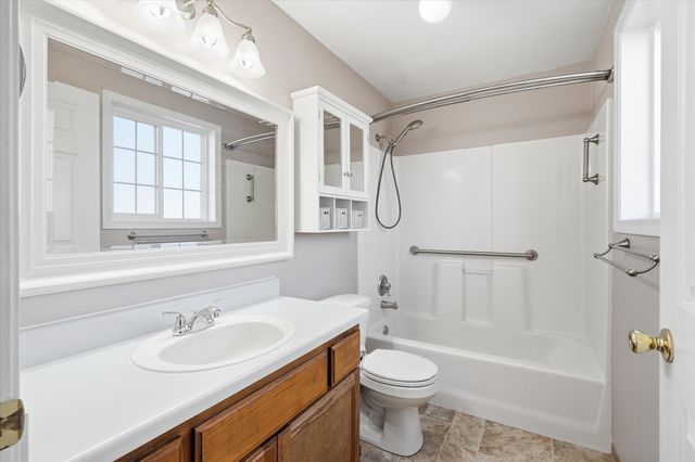 512 Village Drive, Central Point, OR 97502