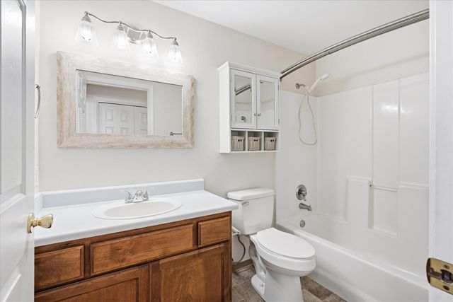 512 Village Drive, Central Point, OR 97502