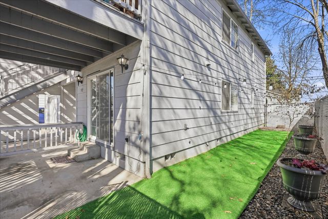 512 Village Drive, Central Point, OR 97502