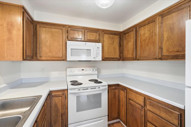 512 Village Drive, Central Point, OR 97502