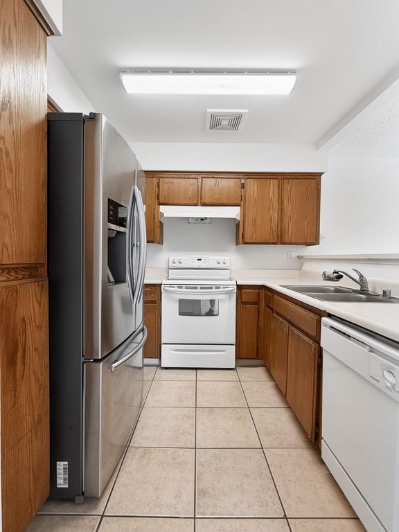 Image 11 of property listing at 1190 S Winery Avenue # 289, Fresno, CA 93727
