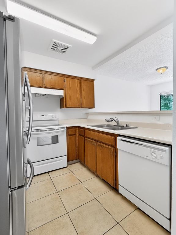 Image 12 of property listing at 1190 S Winery Avenue # 289, Fresno, CA 93727
