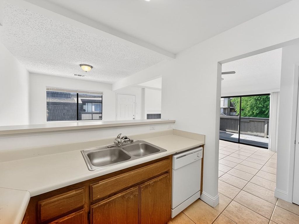 Image 13 of property listing at 1190 S Winery Avenue # 289, Fresno, CA 93727