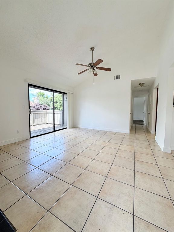 Image 3 of property listing at 1190 S Winery Avenue # 289, Fresno, CA 93727