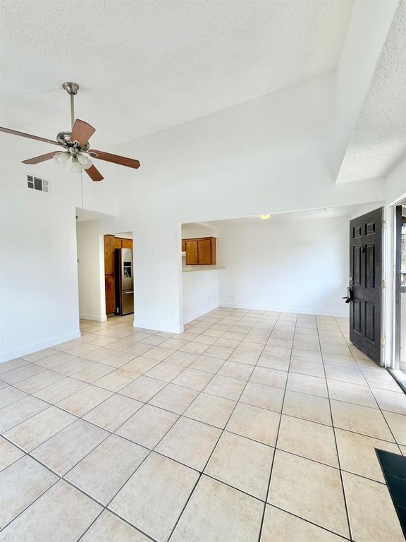 Image 5 of property listing at 1190 S Winery Avenue # 289, Fresno, CA 93727