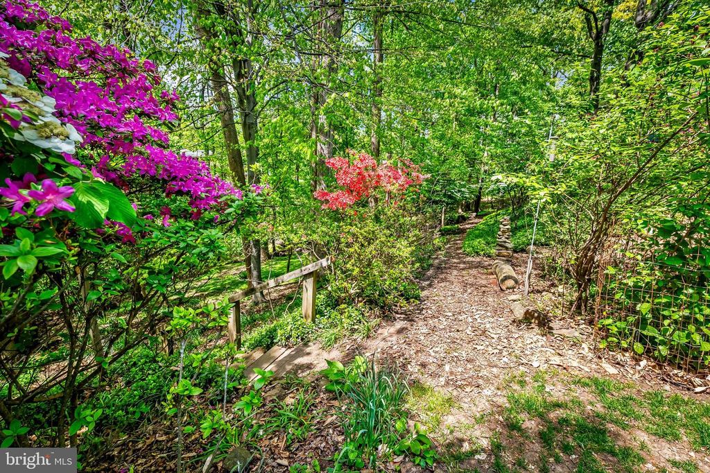 Image 10 of property listing at 101 DALEVIEW CT, Lutherville Timonium, MD 21093