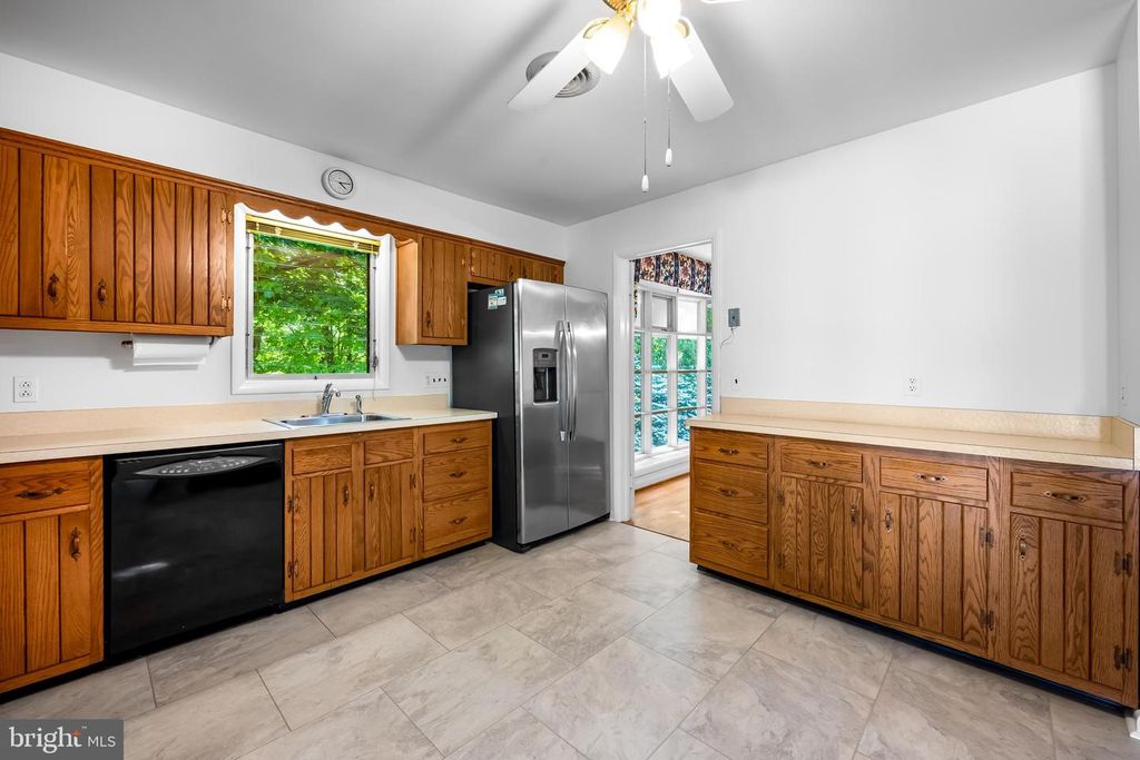 Image 20 of property listing at 101 DALEVIEW CT, Lutherville Timonium, MD 21093