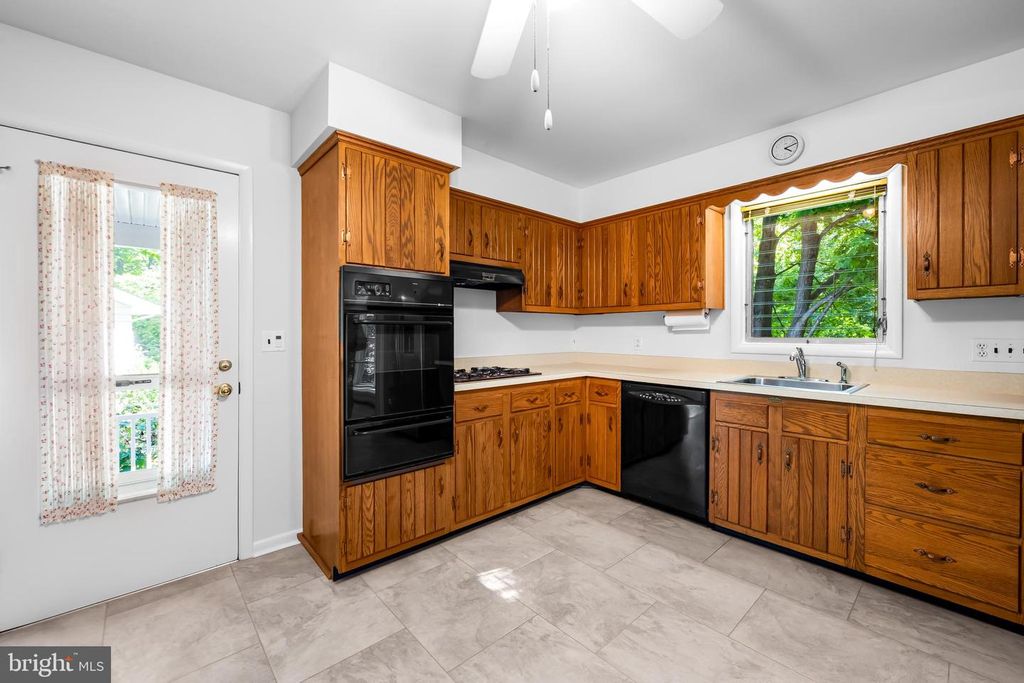 Image 21 of property listing at 101 DALEVIEW CT, Lutherville Timonium, MD 21093