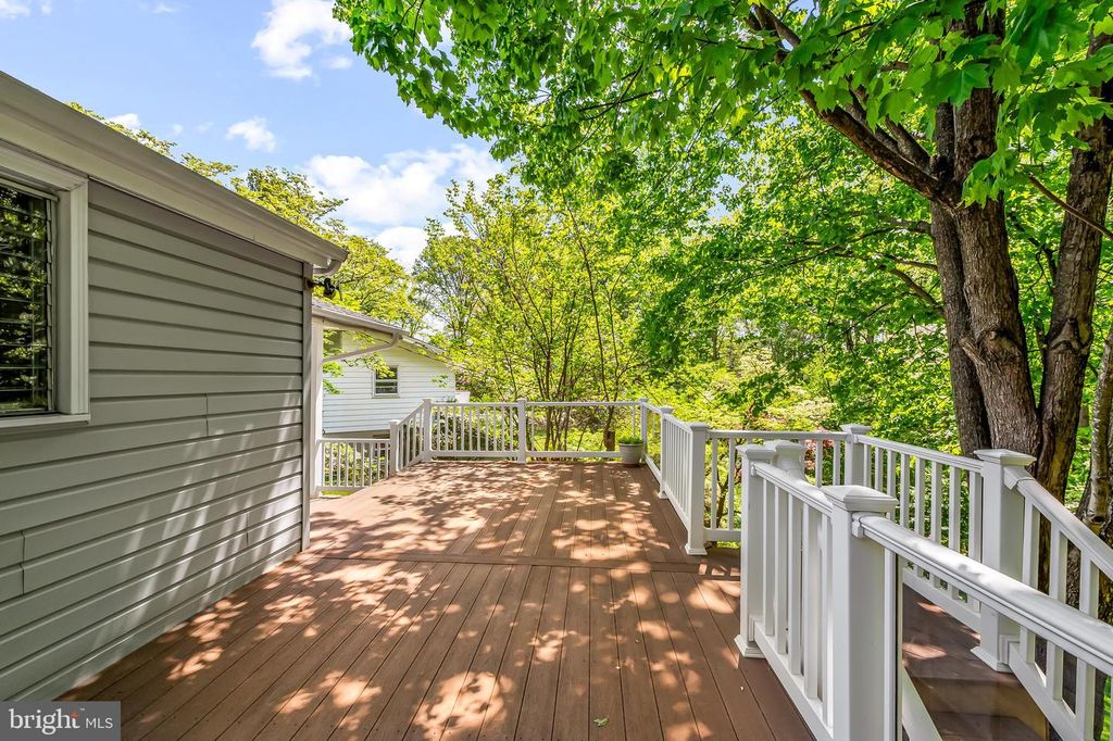 Image 7 of property listing at 101 DALEVIEW CT, Lutherville Timonium, MD 21093