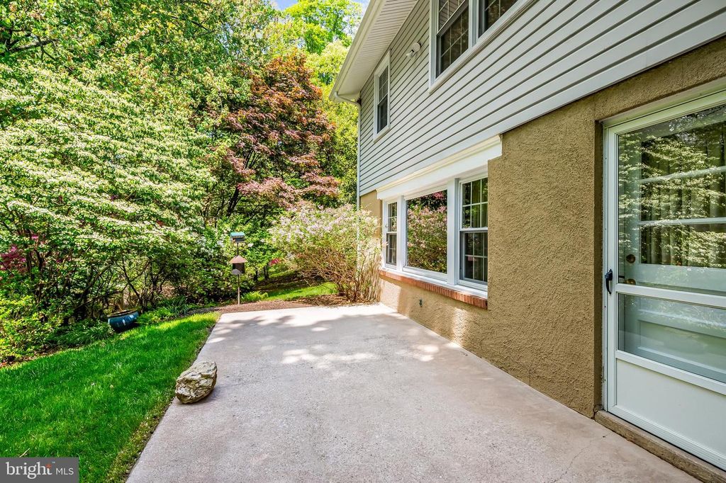 Image 8 of property listing at 101 DALEVIEW CT, Lutherville Timonium, MD 21093