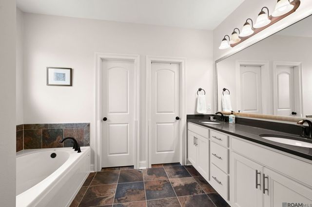 471 Lake Breeze Dr, Baton Rouge, LA 70820