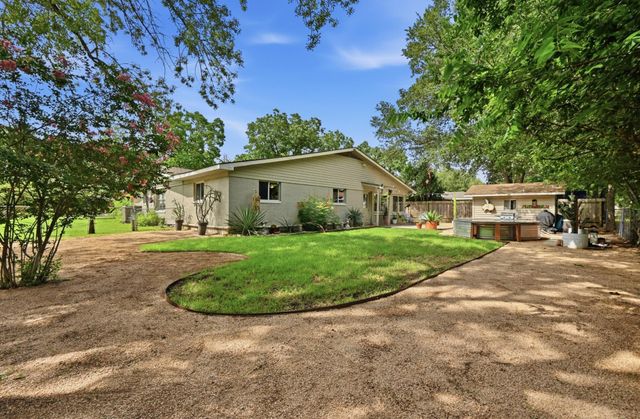 807 Campbell ST, Lockhart, TX 78644