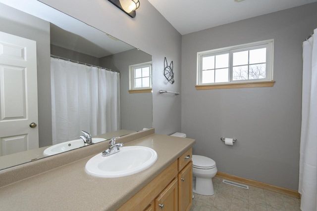 3800 Rivers Crossing DRIVE, Waukesha, WI 53189