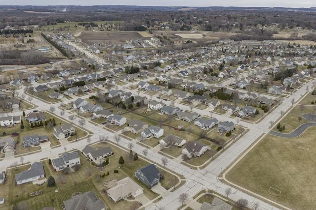 3800 Rivers Crossing DRIVE, Waukesha, WI 53189