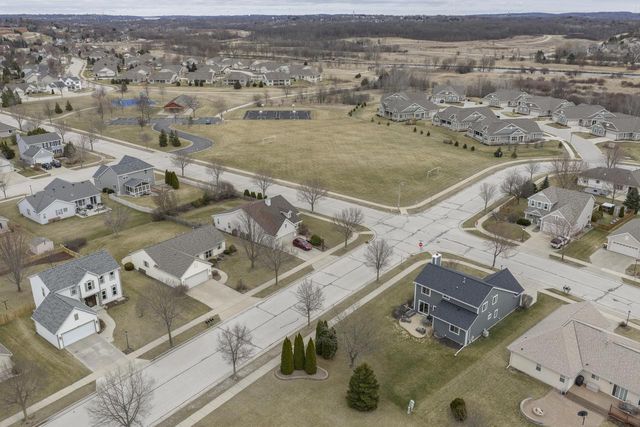 3800 Rivers Crossing DRIVE, Waukesha, WI 53189