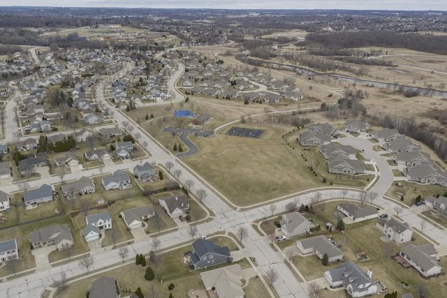 3800 Rivers Crossing DRIVE, Waukesha, WI 53189