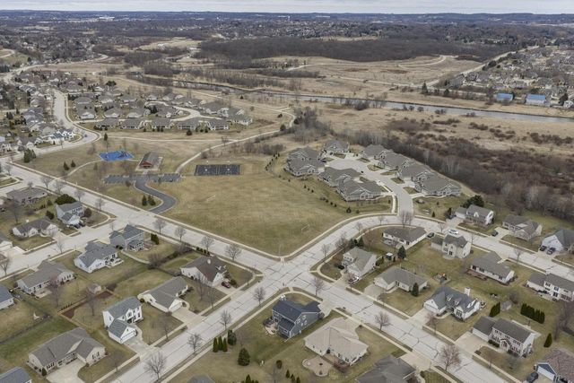 3800 Rivers Crossing DRIVE, Waukesha, WI 53189