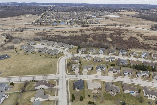 3800 Rivers Crossing DRIVE, Waukesha, WI 53189