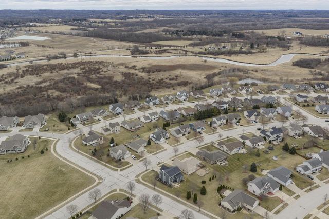 3800 Rivers Crossing DRIVE, Waukesha, WI 53189