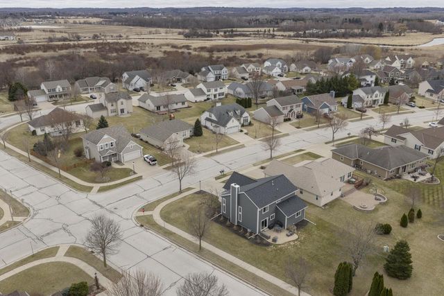 3800 Rivers Crossing DRIVE, Waukesha, WI 53189