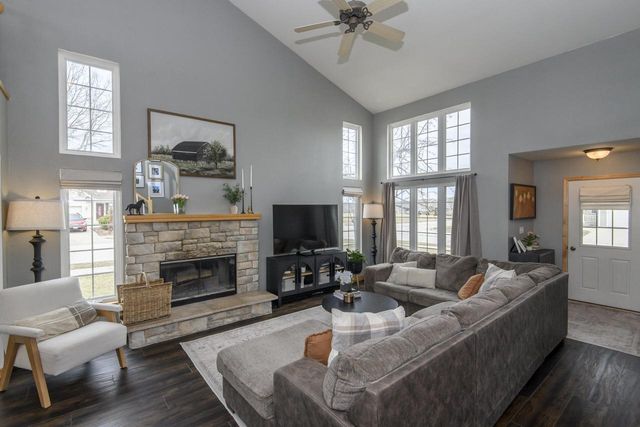 3800 Rivers Crossing DRIVE, Waukesha, WI 53189