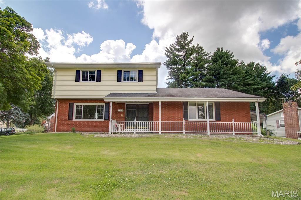 1513 Colonial Drive, Godfrey, IL 62035