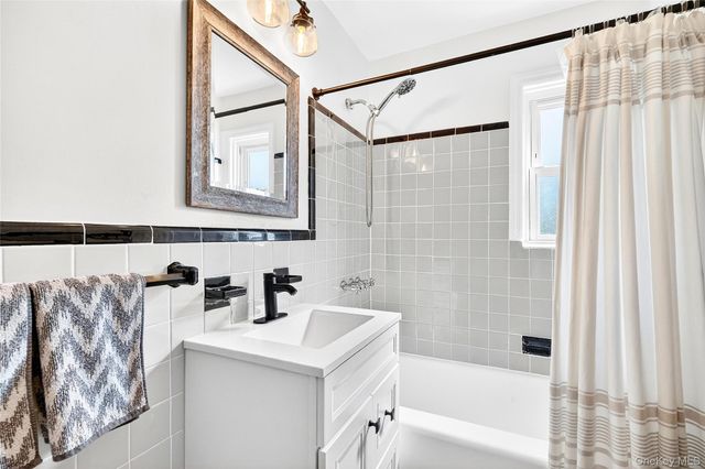 66 Robins Crescent 66, New Rochelle, NY 10801