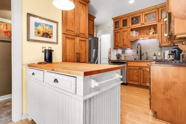 1323 N Astor STREET, Milwaukee, WI 53202