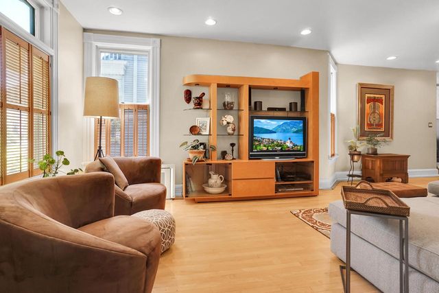 1323 N Astor STREET, Milwaukee, WI 53202