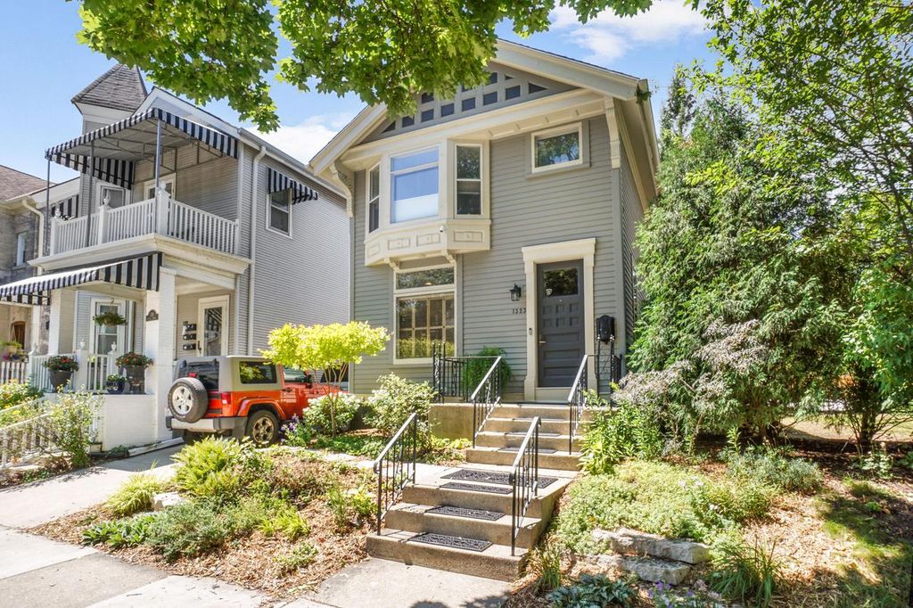 1323 N Astor STREET, Milwaukee, WI 53202