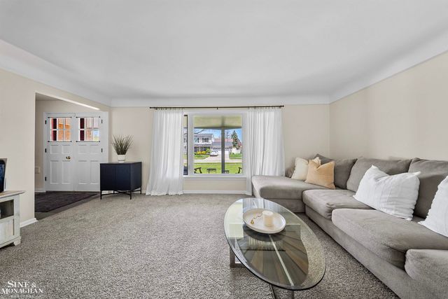 641 Blairmoor Court, Grosse Pointe Woods, MI 48236