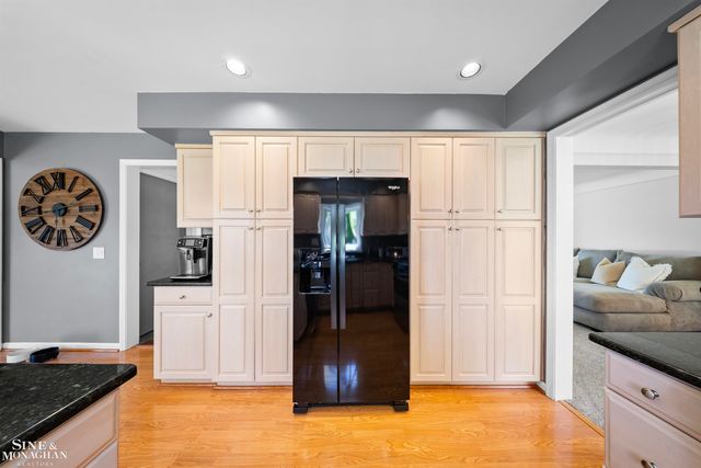 641 Blairmoor Court, Grosse Pointe Woods, MI 48236