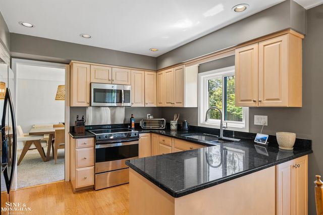 641 Blairmoor Court, Grosse Pointe Woods, MI 48236