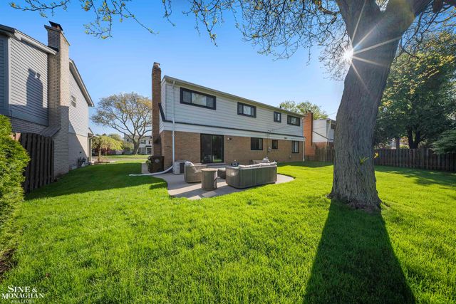 641 Blairmoor Court, Grosse Pointe Woods, MI 48236
